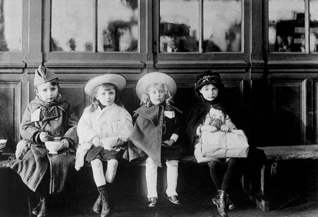 Francouzské uprchlické děti čekající na vlak, 20. ledna 1918 od Unbekannt
