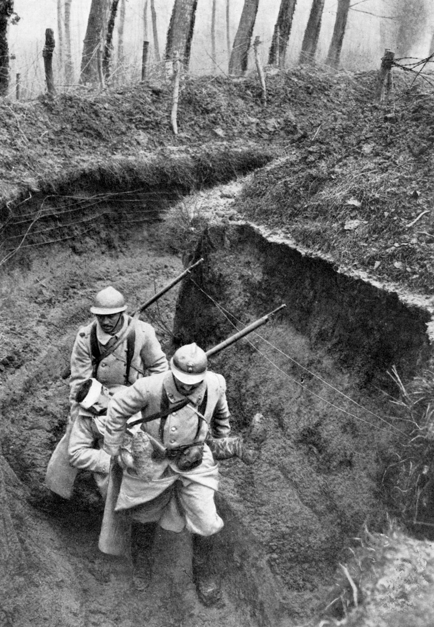 Francouzští vojáci nesoucí zraněného společníka z fronty, první světová válka, 1917, c1920 od Unbekannt