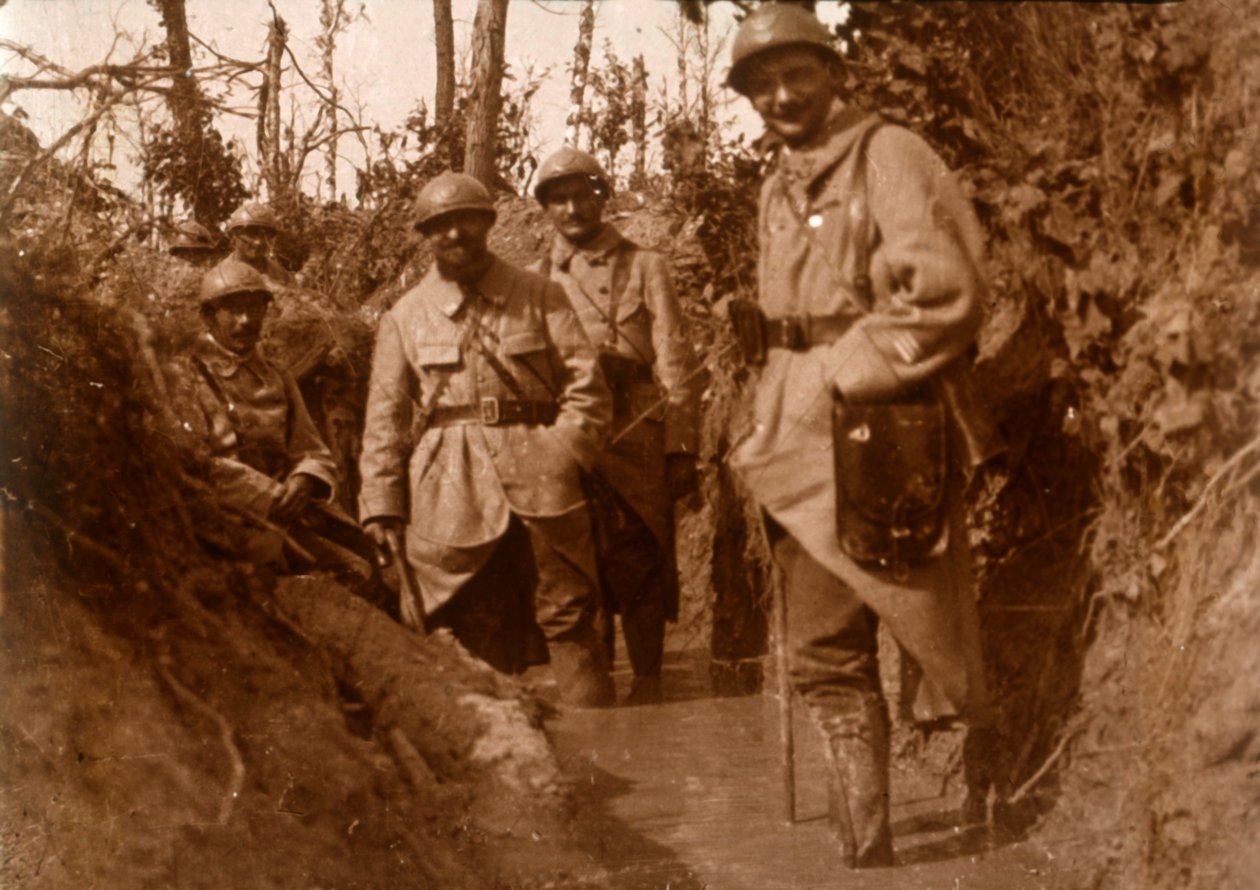 Francouzští vojáci v bahně, Chemin des Dames, severní Francie, c1914-c1918 od Unbekannt