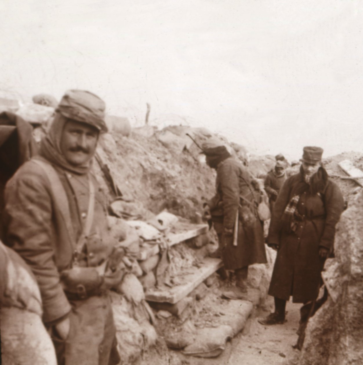 Francouzští vojáci v zákopech, Perthes, severní Francie, c1914-c1918 od Unbekannt