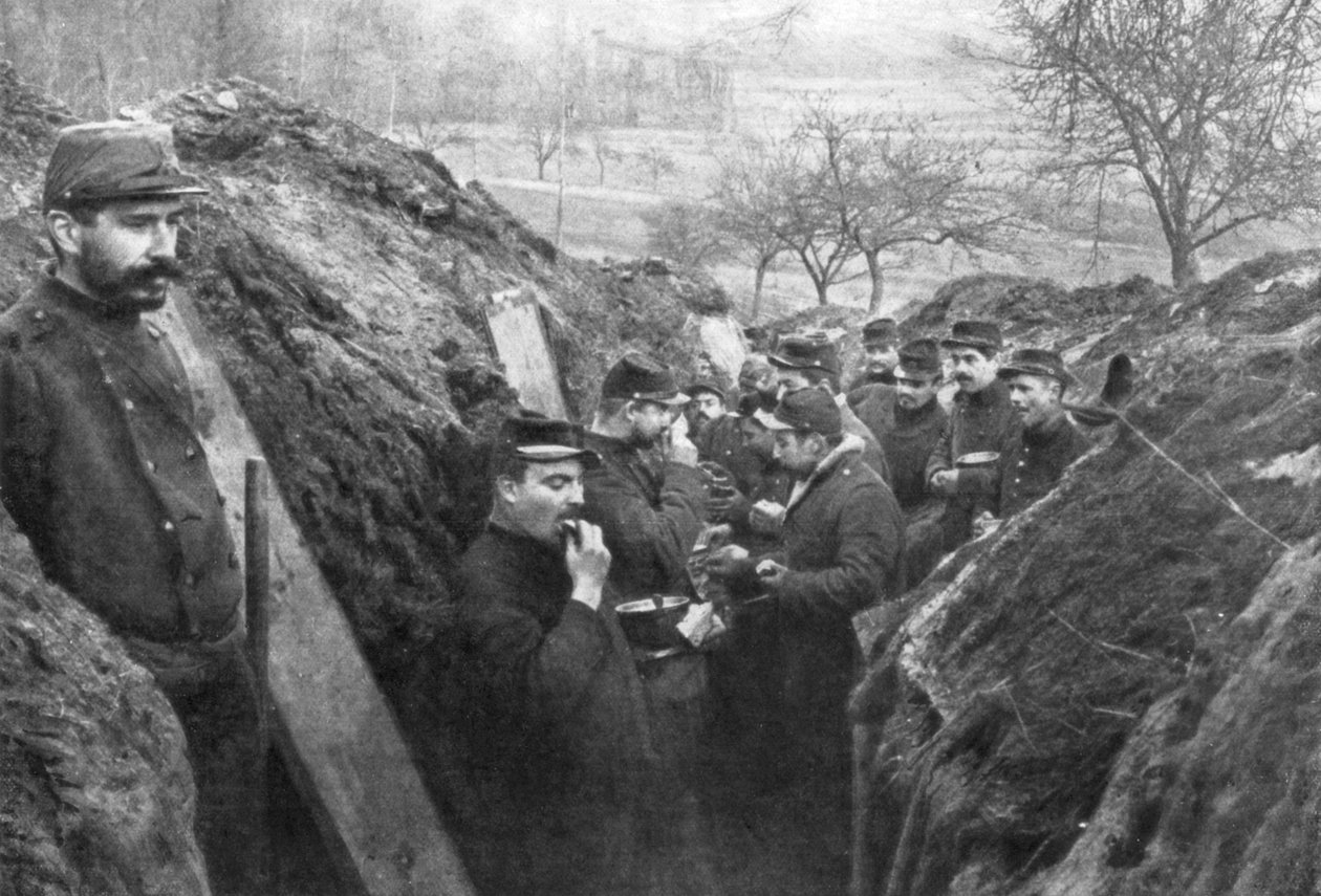 Francouzští vojáci v zákopech jedí své příděly, Francie, 1915 od Unbekannt