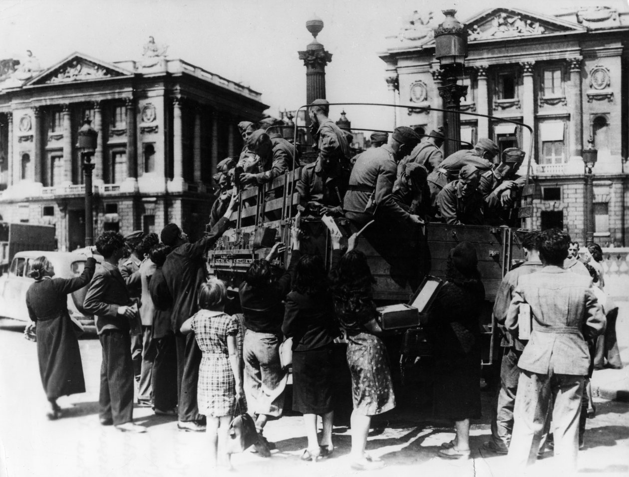 Francouzští pouliční prodejci nabízející suvenýry nákladnímu vozu německých vojáků, Paříž, 27. července 1940 od Unbekannt