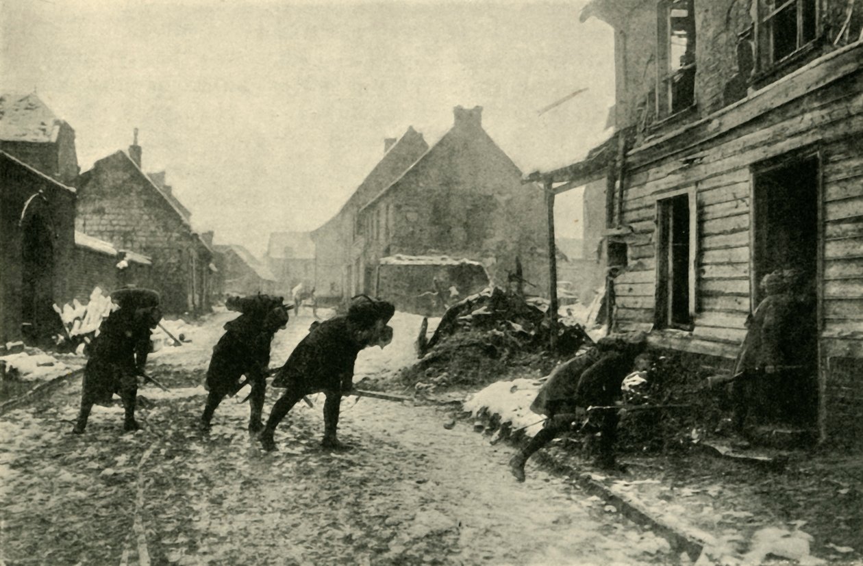 Francouzské jednotky překračující vesnickou ulici pod německou palbou, první světová válka, 1914-1915, c1920. od Unbekannt