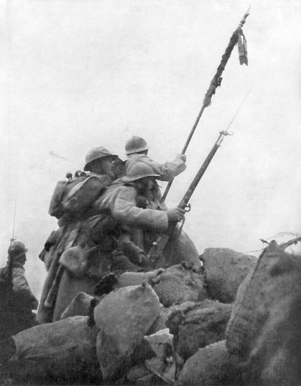 Francouzské jednotky se svou plukovní vlajkou, 2. bitva u Champagne, Francie, 25. září 1915 od Unbekannt