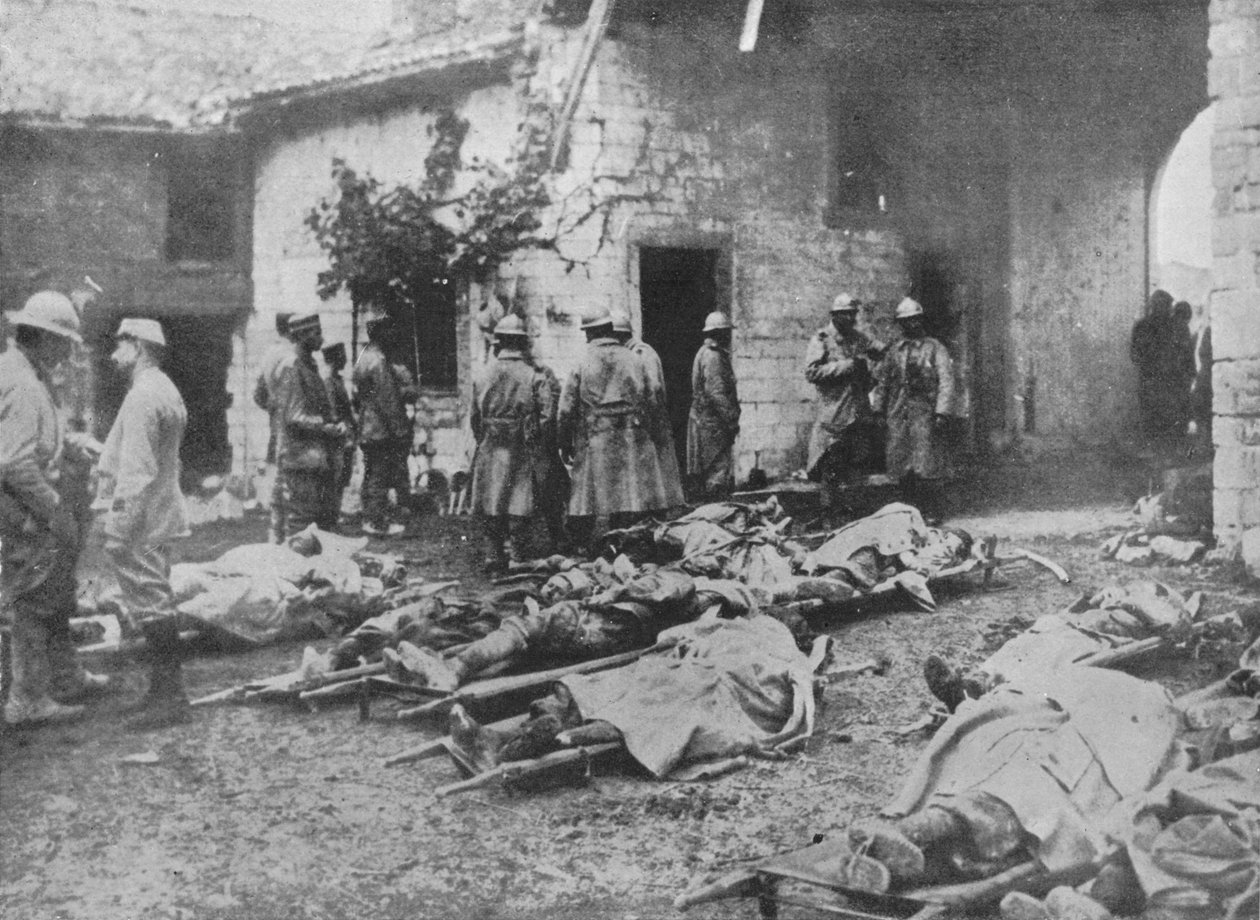 Francouzští zranění byli odváženi během útoku na farmu v zadní části linií, 1915 od Unbekannt