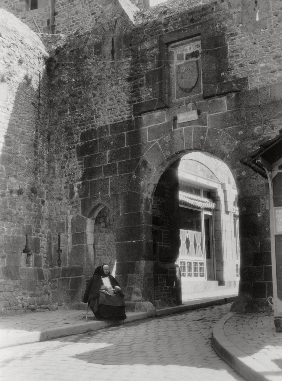 Brána a vstup do jediné ulice Mont St Michel, Normandie, Francie, 20. století od Unbekannt
