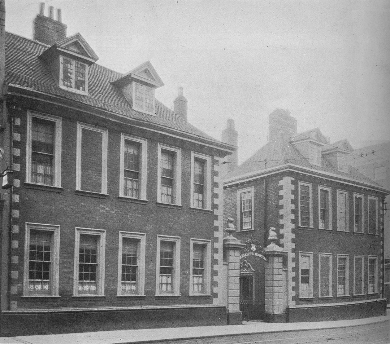 Gateway of Berkeleys Hospital, Worcester, Worcestershire, 1924. od Unbekannt