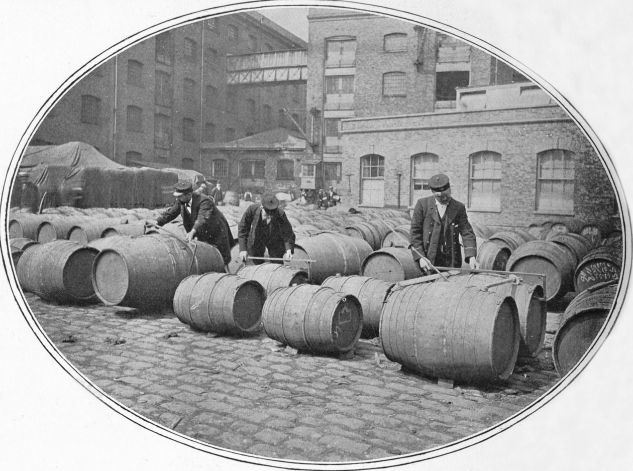 Měření sudů na víno v londýnských docích, c1900 1901 od Unbekannt