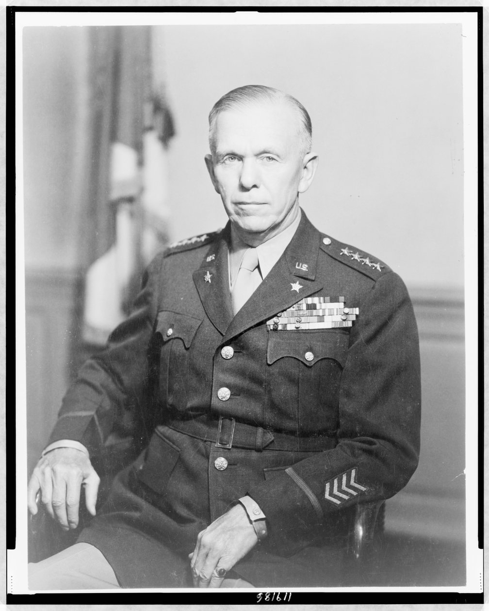 Generál George Catlett Marshall, poloviční portrét, sedící, otočený mírně doleva, v uniformě, kolem roku 1944 (č/b foto) od Unbekannt
