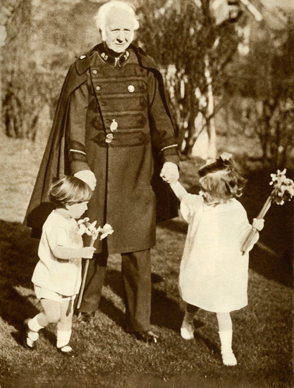 Generál Bramwell Booth se svými dvěma vnoučaty, 1929, 1935. od Unbekannt
