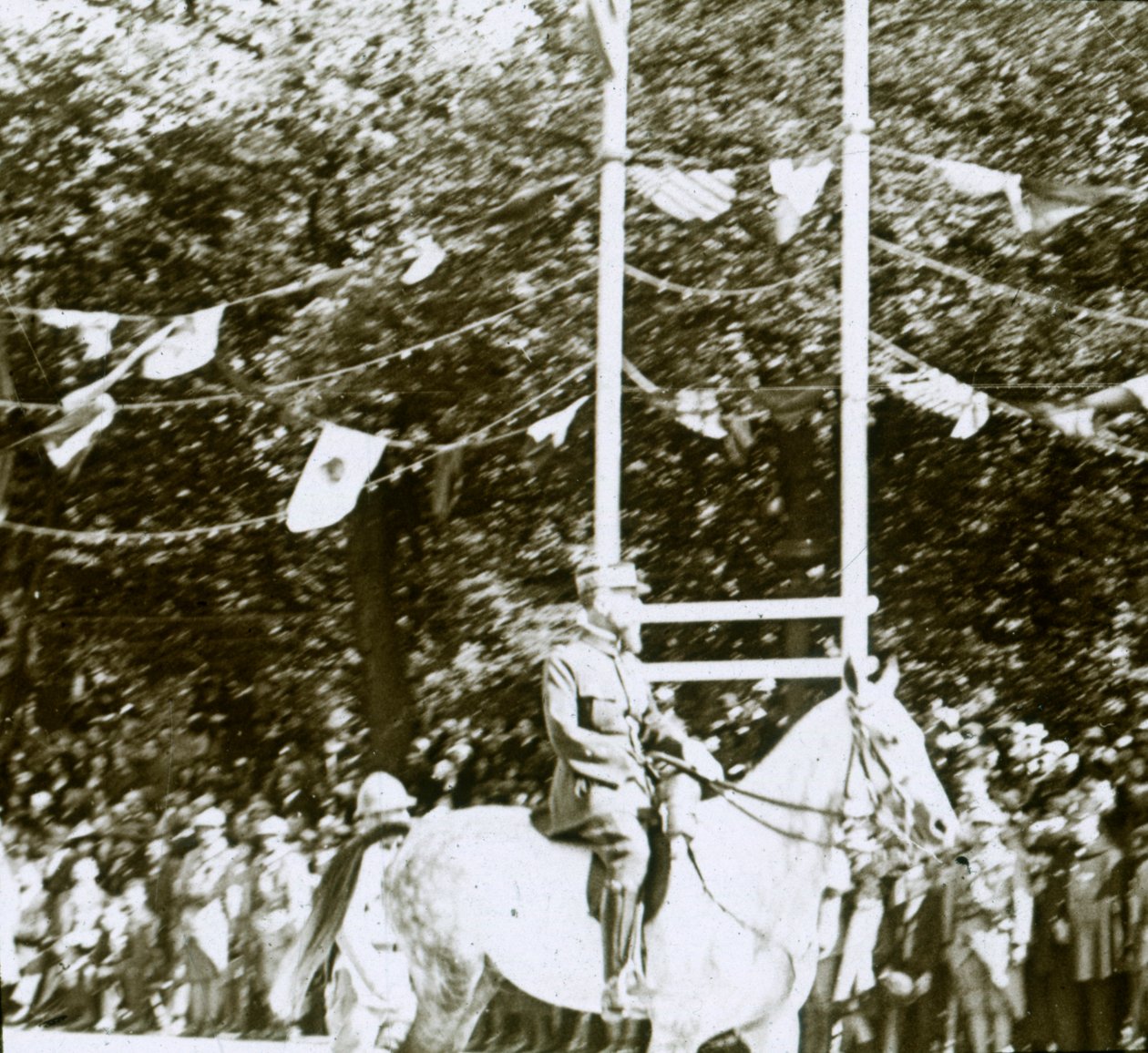 Generál Henri Gouraud na vítězné přehlídce, c1918. od Unbekannt