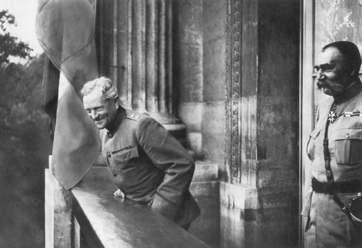 Generál Pershing na balkoně hotelu Crillon, Paříž, první světová válka, 1917 od Unbekannt