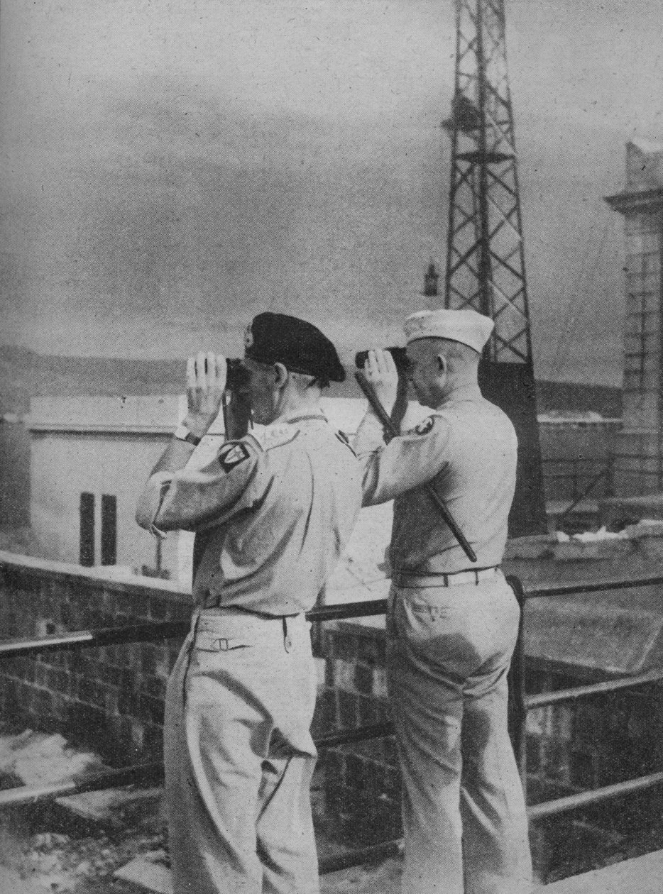 Pohled generálů Montgomeryho a Eisenhowera z balkónu v Messině na italské pevnině, 1943-44 od Unbekannt