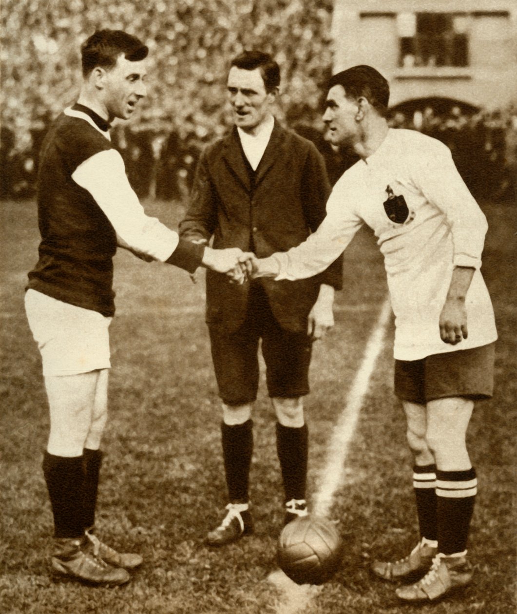 George Kay a Joe Smith před výkopem, finále FA Cupu, Wembley Stadium, Londýn, 1923, 1935. od Unbekannt