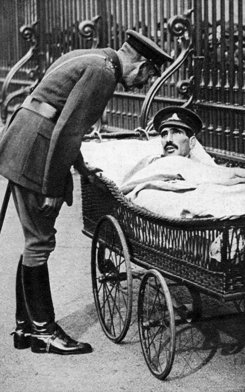 George V. se zraněným vojákem, 7. prapor Sherwood Foresters, březen 1918 od Unbekannt