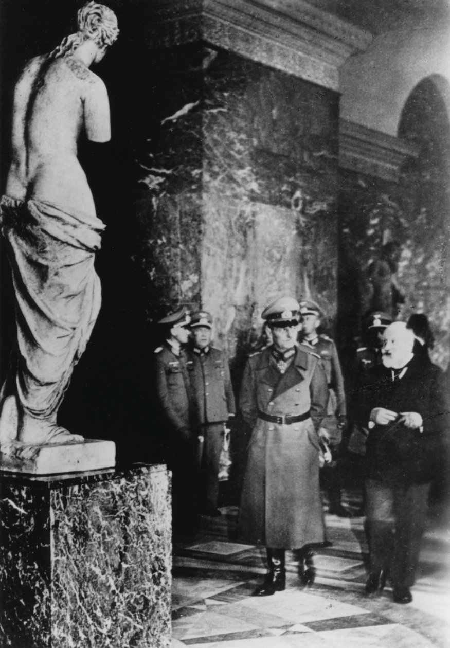 Německý polní maršál von Rundstedt při návštěvě Louvru, okupované Paříži, říjen 1940 od Unbekannt