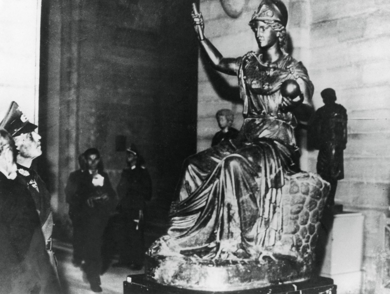 Německý polní maršál von Rundstedt při návštěvě Louvru, okupované Paříži, říjen 1940 od Unbekannt