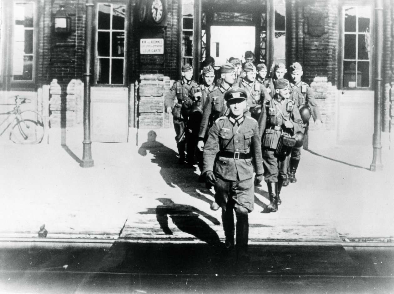 Německý armádní důstojník vedoucí svou rotu na nástupiště železniční stanice, Paříž, srpen 1940 od Unbekannt