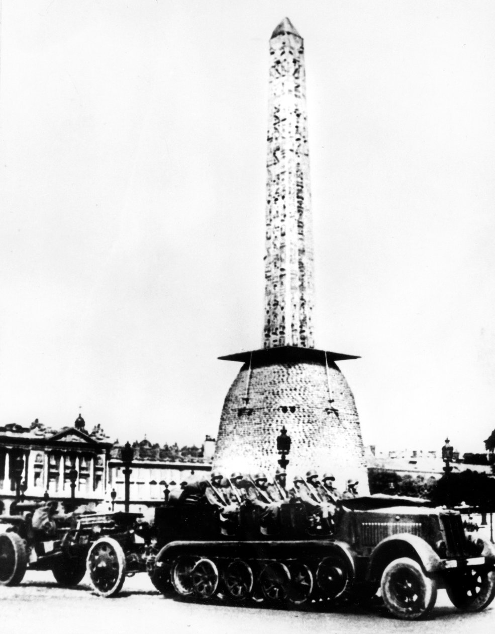Německé dělostřelectvo projíždělo Place de la Concorde, Paříž, 1940 od Unbekannt