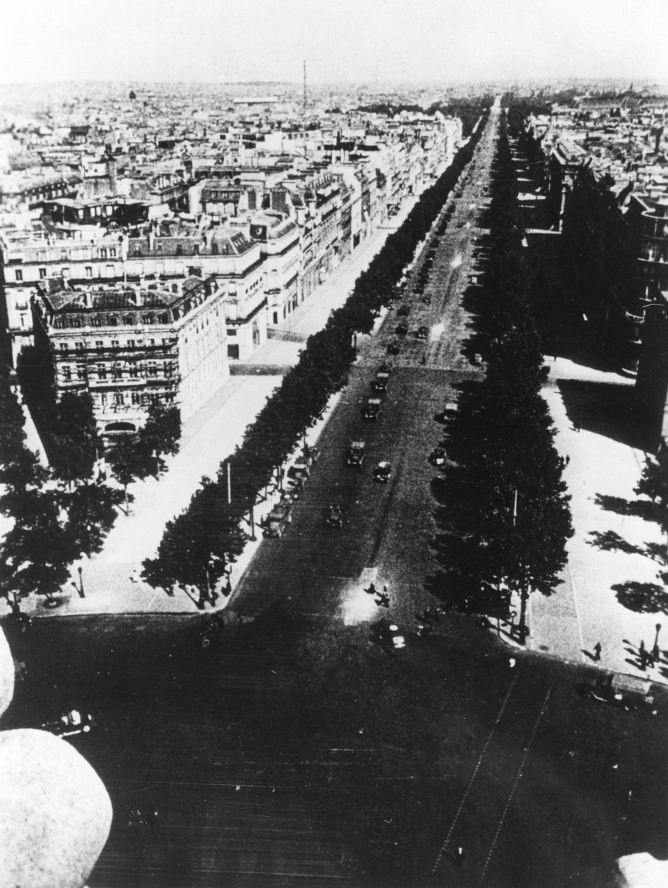 Německé síly defilující podél Champs Elysees, Paříž, 14. června 1940 od Unbekannt