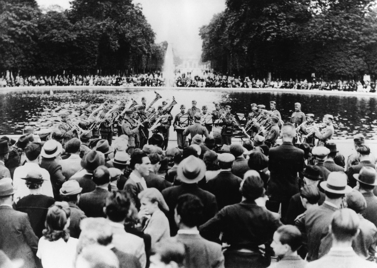 Německý vojenský koncert v zahradě Tuileries, Paříž, 15. srpna 1940 od Unbekannt