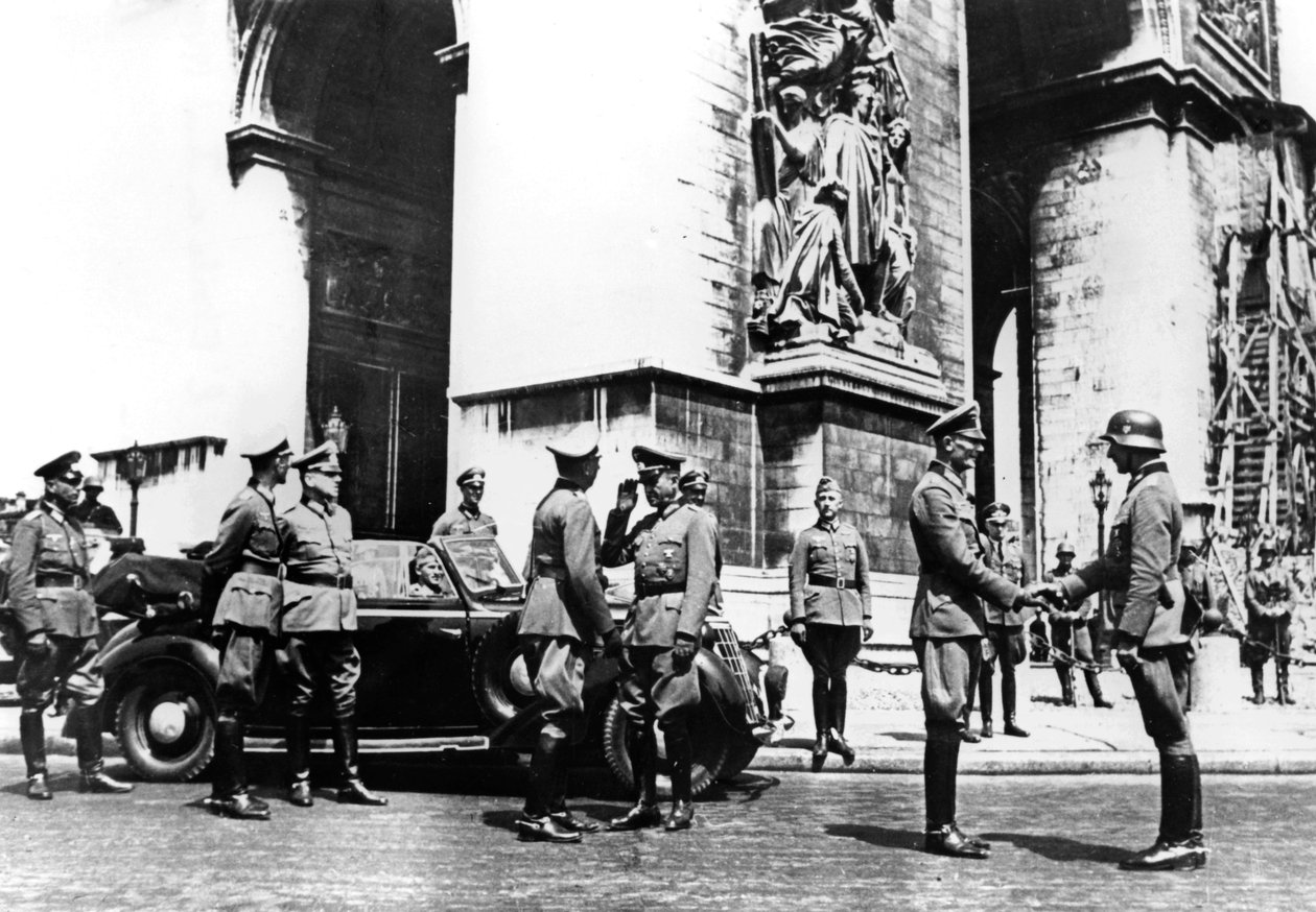 Němečtí důstojníci u Arc de Triomphe během vítězné přehlídky, Paříž, červen 1940 od Unbekannt