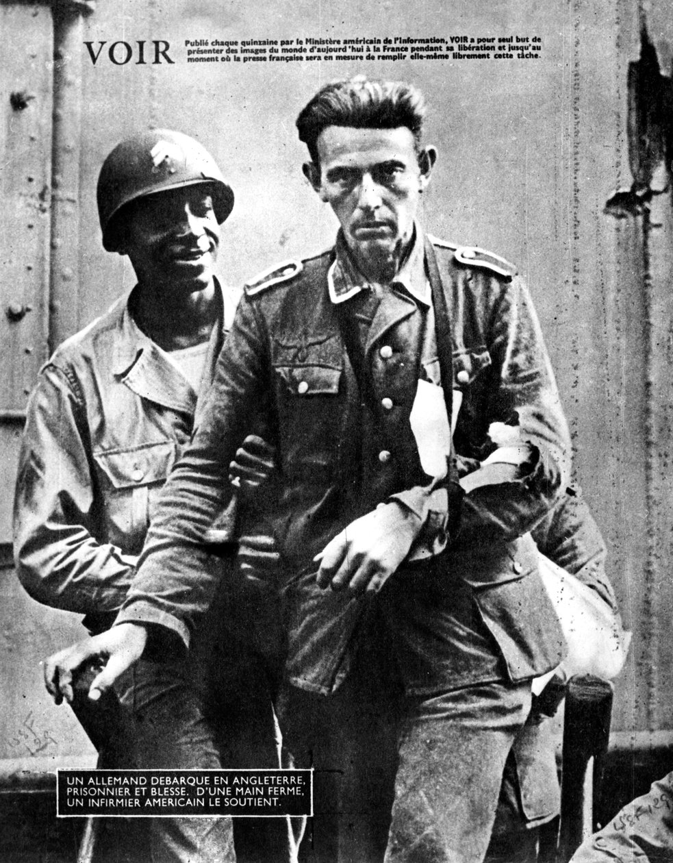Německý válečný zajatec přijíždějící do Anglie, v doprovodu amerického vojáka, 1944 od Unbekannt