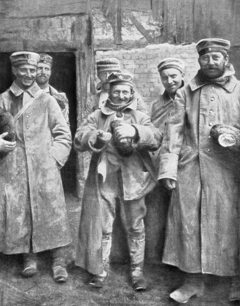 Němečtí váleční zajatci s přídělem chleba, 1915 od Unbekannt