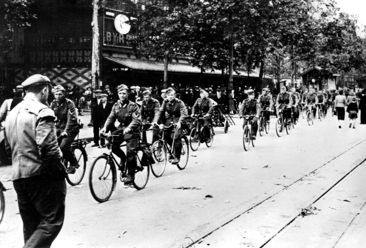 Německý voják na kole ulicemi Paříže, červen 1940 od Unbekannt