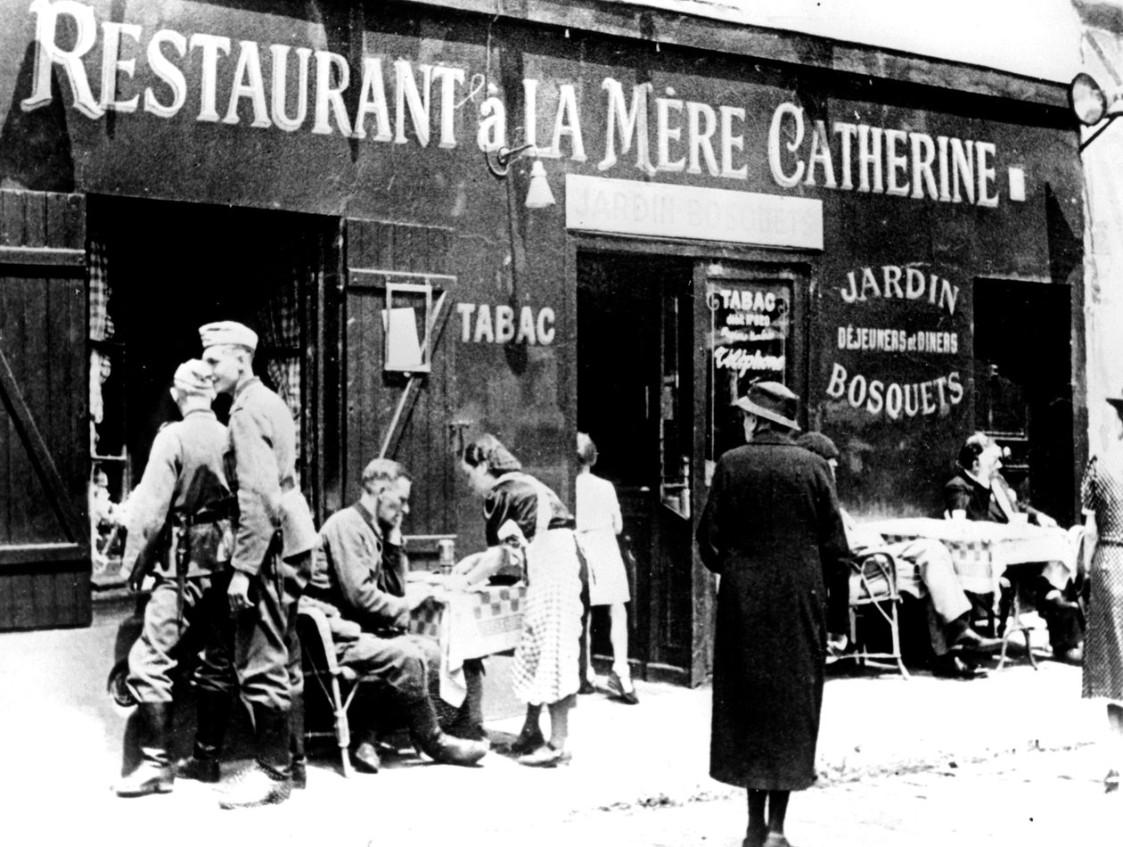 Němečtí vojáci v restauraci, obsazená Paříž, červen 1940 od Unbekannt