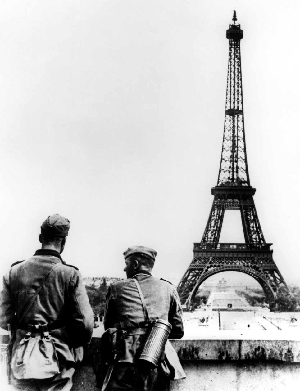 Němečtí vojáci u Eiffelovy věže, Paříž, červen 1940 od Unbekannt