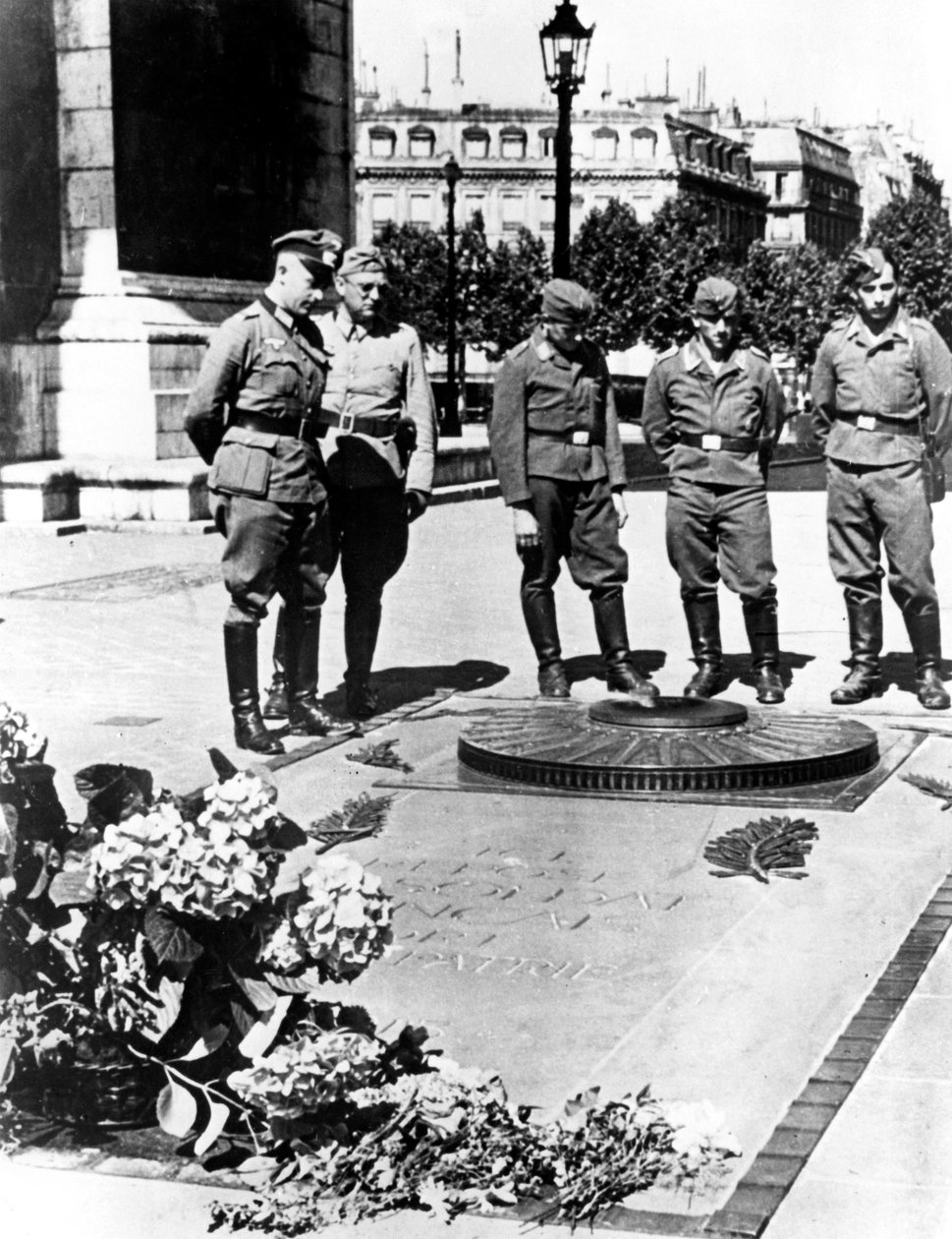 Němečtí vojáci u hrobu neznámého vojína u Arc de Triomphe, Paříž, prosinec 1940 od Unbekannt