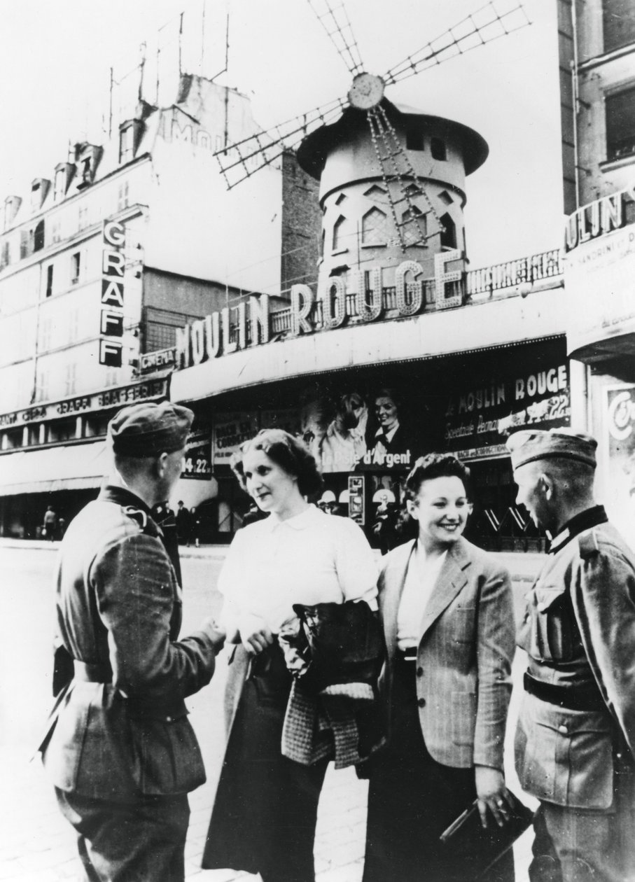 Němečtí vojáci si povídají s Francouzkami před Moulin Rouge, okupovaná Paříž, červen 1940 od Unbekannt