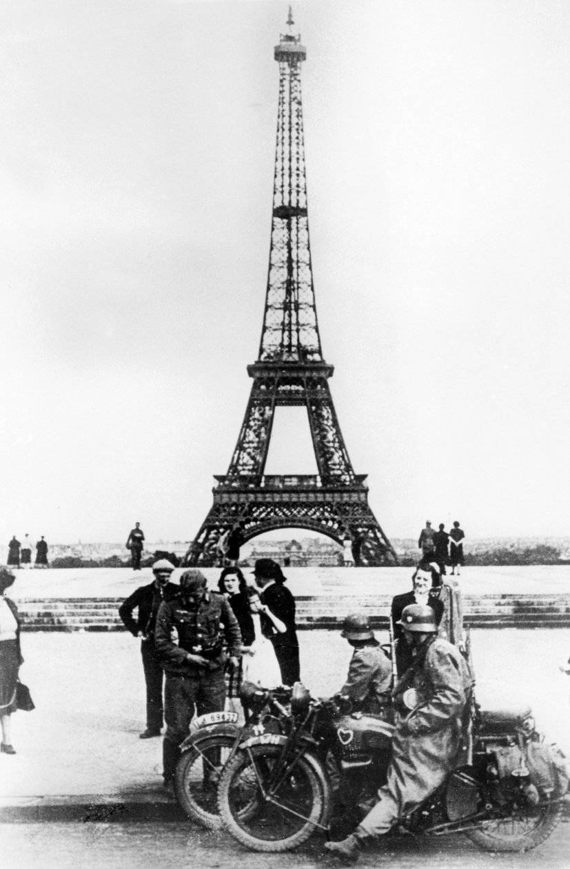 Němečtí vojáci před Eiffelovou věží, Paříž, 1940 od Unbekannt