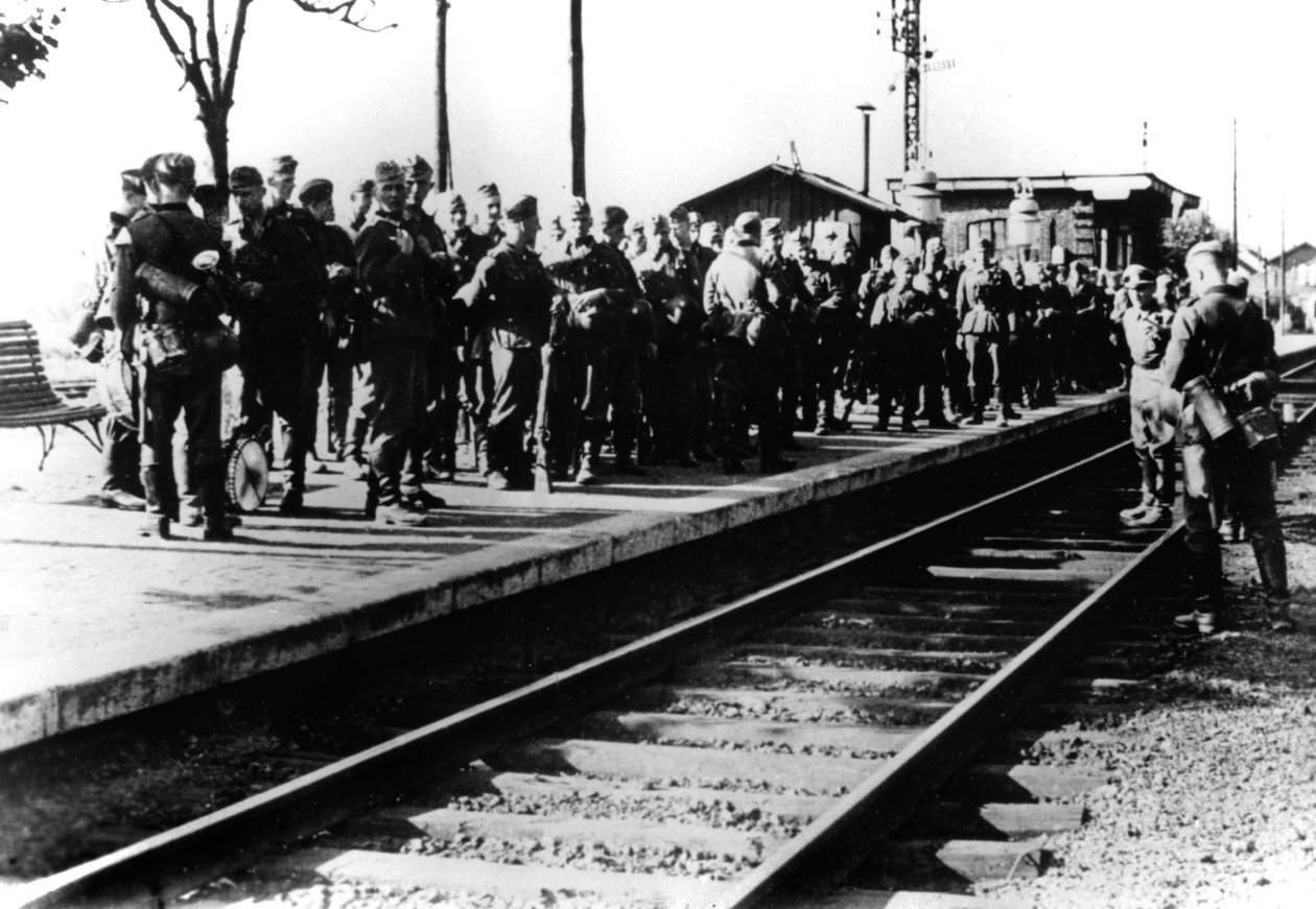 Němečtí vojáci na železniční plošině čekající na transport, Paříž, srpen 1940 od Unbekannt