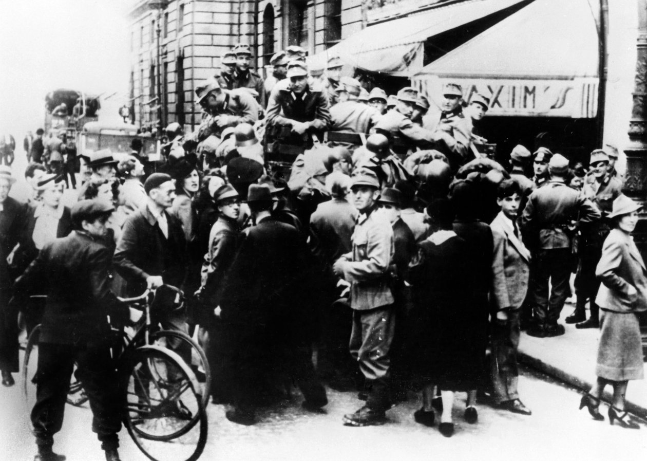 Němečtí vojáci před restaurací Maxims, Paříž, červenec 1940 od Unbekannt