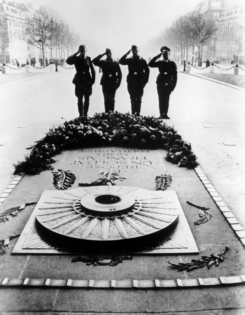 Němečtí vojáci salutující hrobu neznámého vojína, Paříž, prosinec 1940 od Unbekannt
