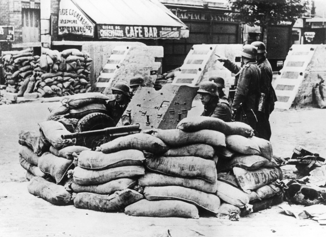 Němečtí vojáci se zajatou francouzskou barikádou, poblíž Paříže, červen 1940 od Unbekannt