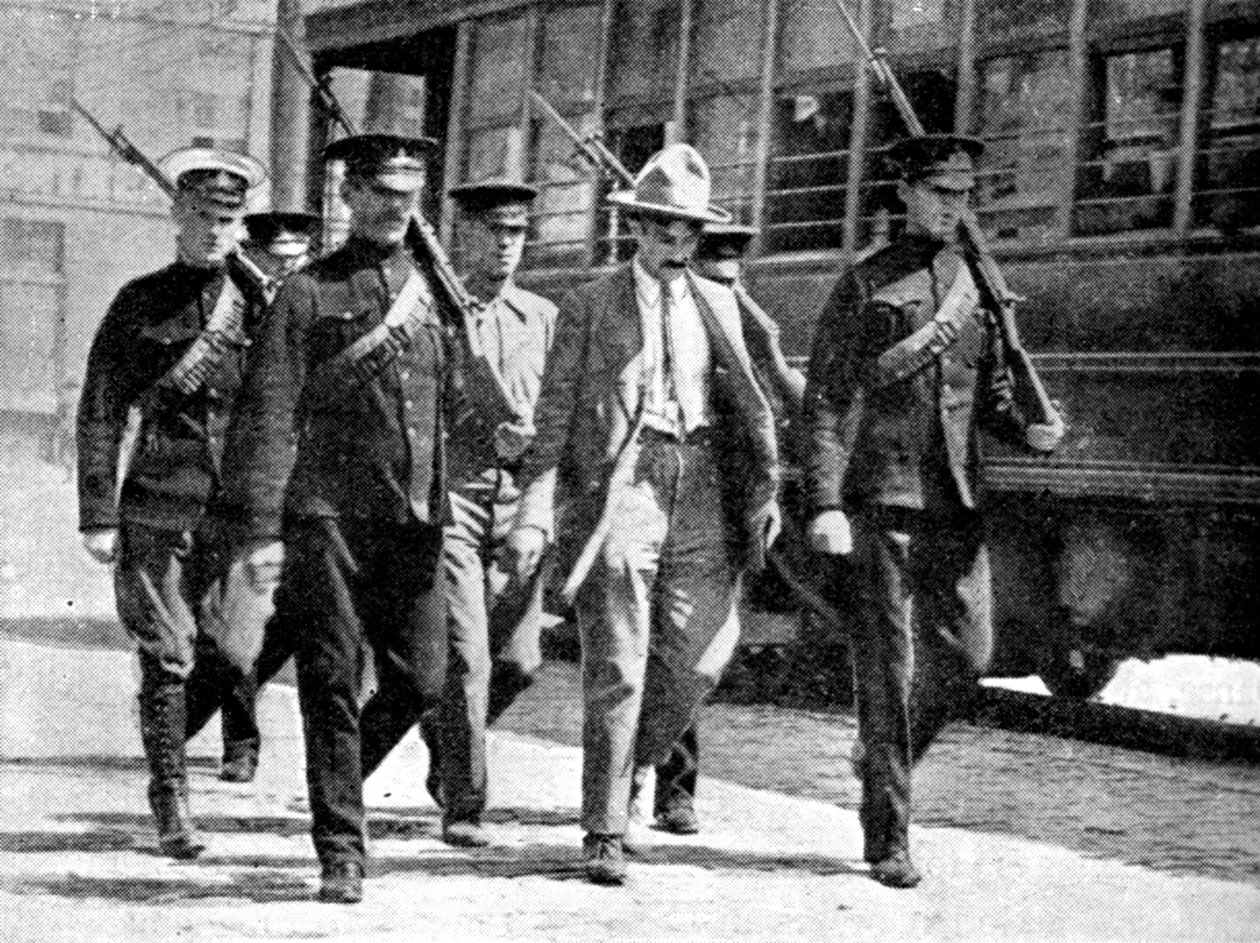 Německý špion eskortovaný do vojenského vězení kanadskými úřady, první světová válka, 1914 od Unbekannt