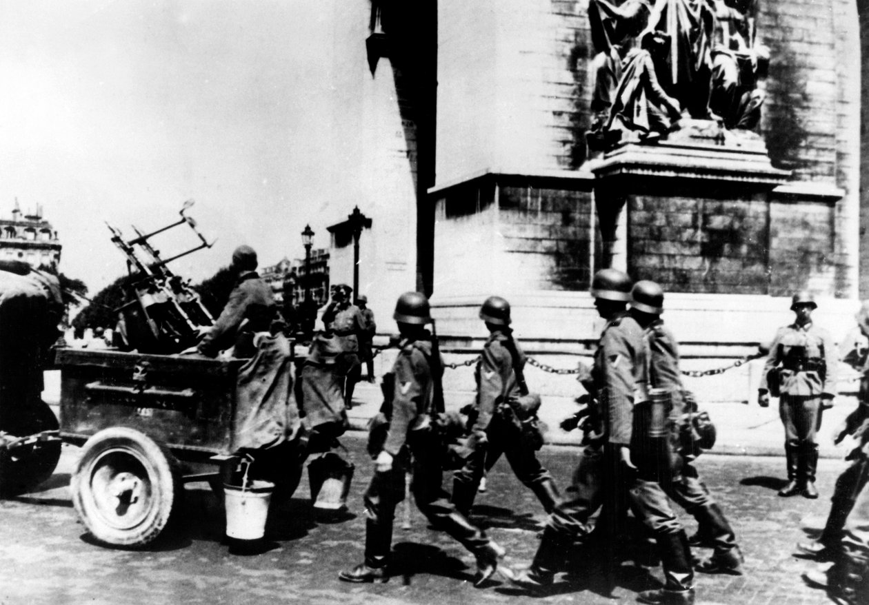 Německé jednotky pochodující kolem Arc de Triomphe, Paříž, červen 1940 od Unbekannt