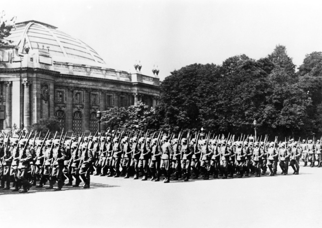 Německé jednotky defilující před německým velitelem Paříže, 8. července 1941 od Unbekannt