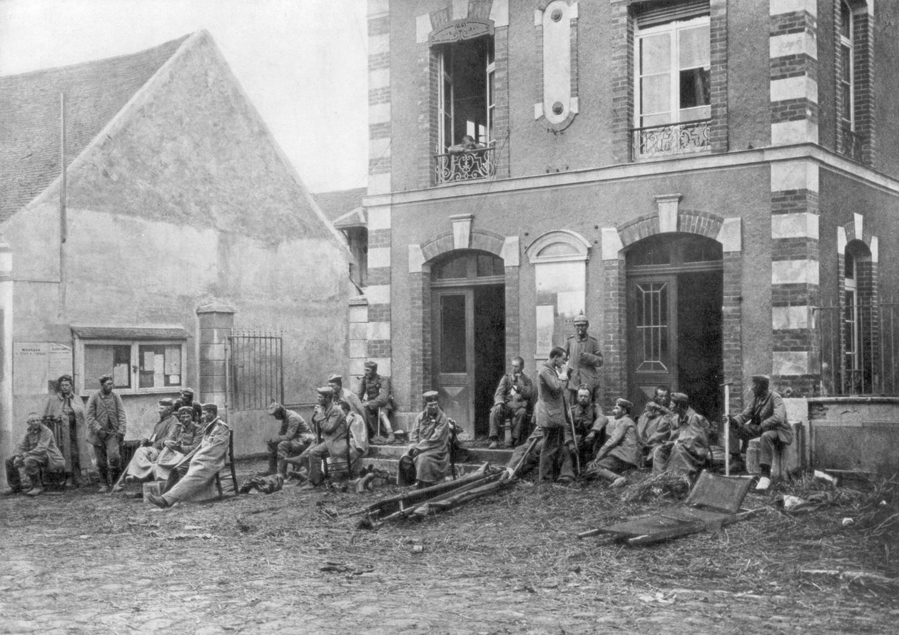 Německé jednotky sedící na schodech radnice ve Vareddes, Francie, 1914 od Unbekannt