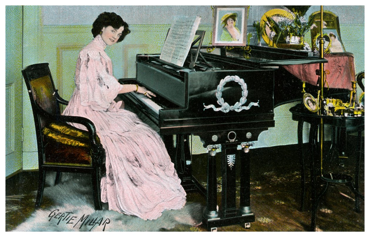 Gertie Millar, britská herečka a zpěvačka, hrající na klavír, c1890-1909 od Unbekannt