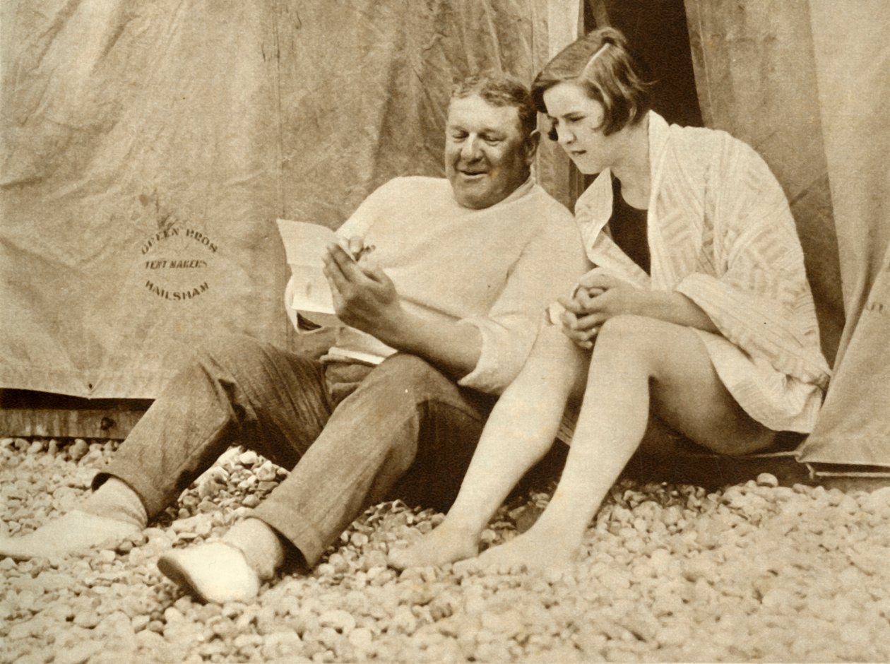 Gertrude Ederle dostává rady od svého trenéra Jabeze Wolffa, 1926, 1935. od Unbekannt
