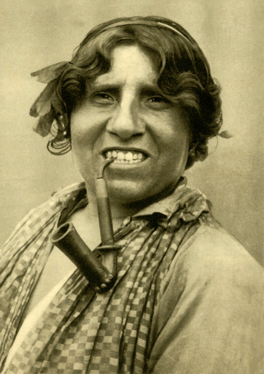Cikánka kouřící dýmku, Burgenland, Rakousko, c1935. od Unbekannt