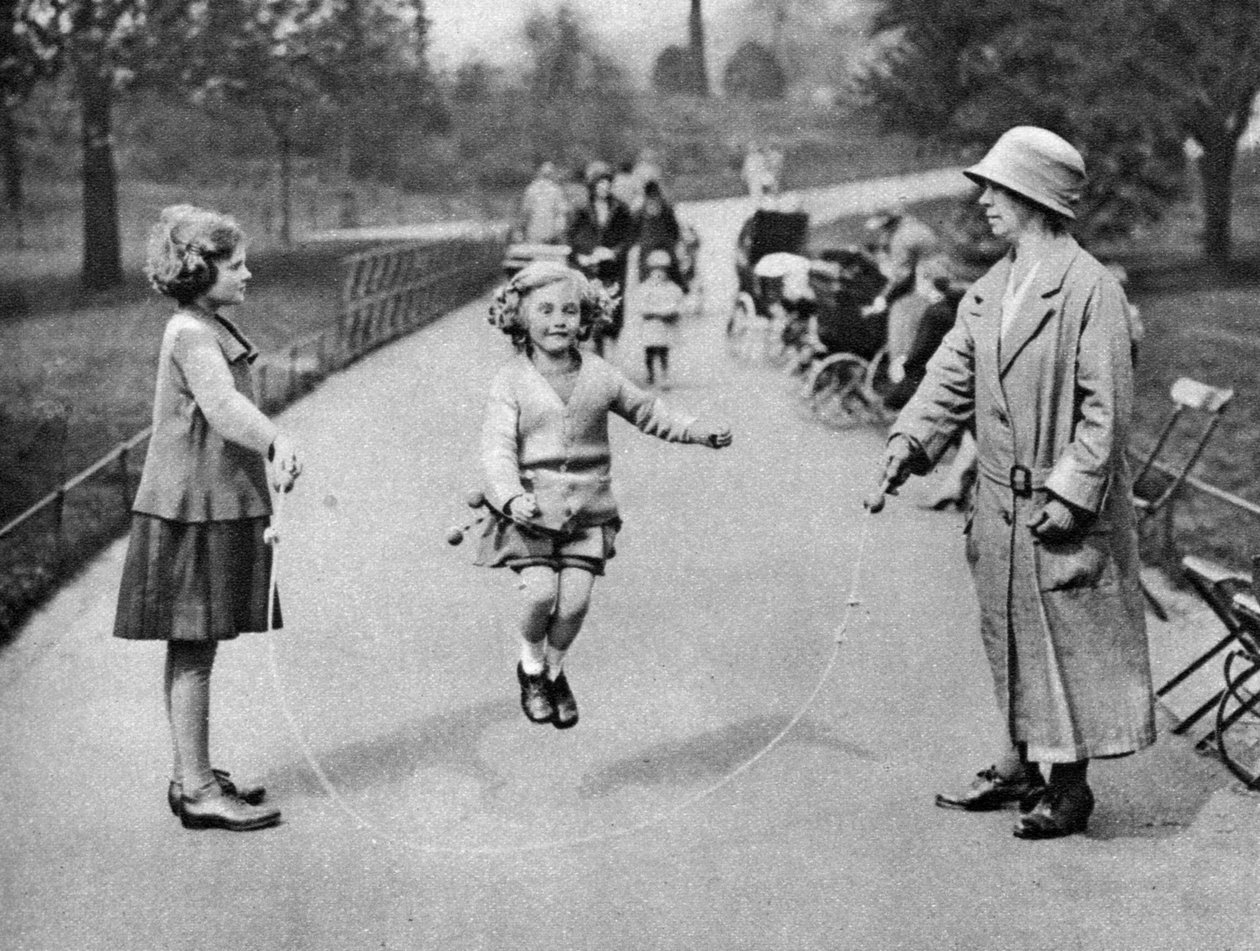 Girl skipping, Hyde Park, Londýn, 1926-1927 od Unbekannt