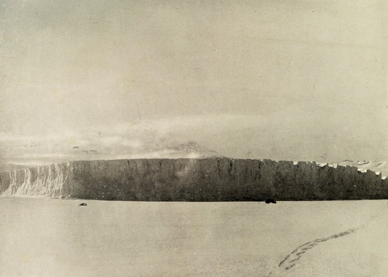Ledovec jižně od Cape Barne, s motorem pohybujícím se po mořském ledu, c1908, 1909. od Unbekannt