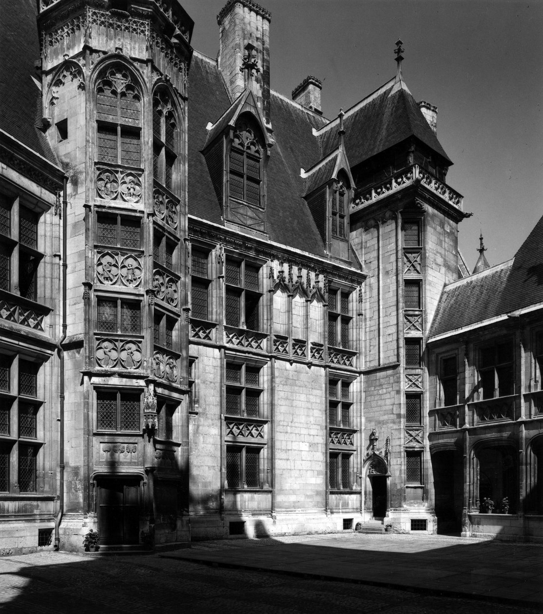 Gotická architektura: průčelí vnitřního nádvoří paláce Jacquese Coeura (1395-1456), obchodníka z Bourges. od Unbekannt