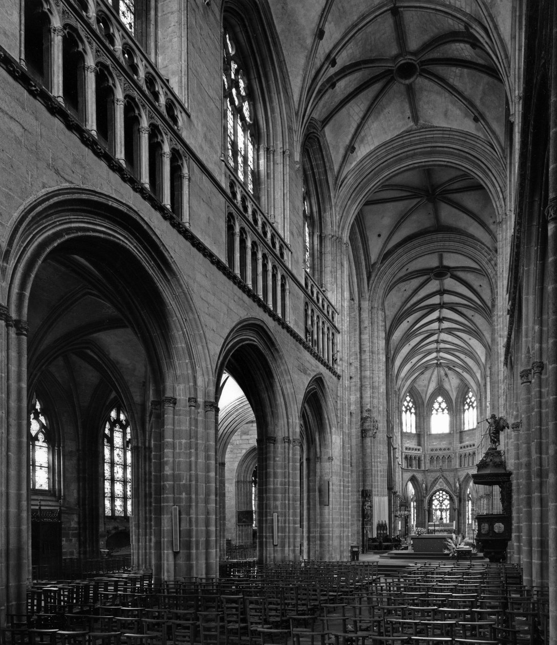 Gotické umění: pohled na výšku lodi. 13.-14. století Cathedrale Saint Corentin (Saint Corentin), Quimper (Finistere) od Unbekannt