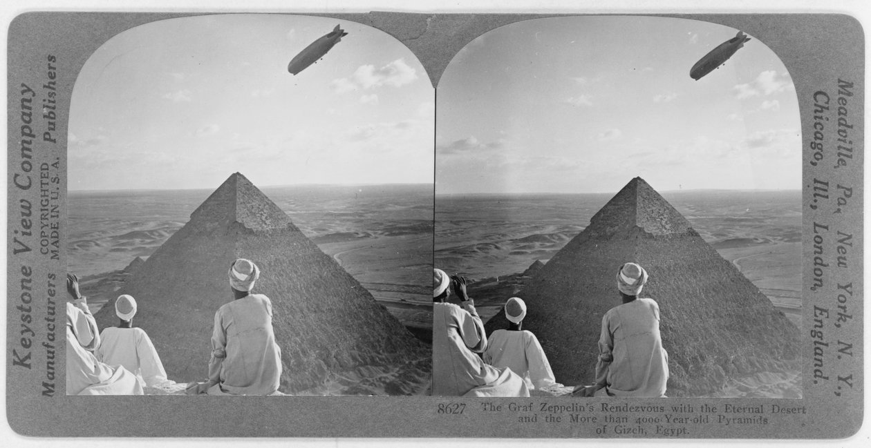 Graf Zeppelin nad pyramidami v Gíze, kolem roku 1930 (stereograf) od Unbekannt